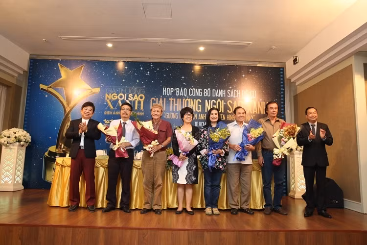 Các thành viên Hội đồng nghệ thuật nhận hoa từ Ban tổ chức.