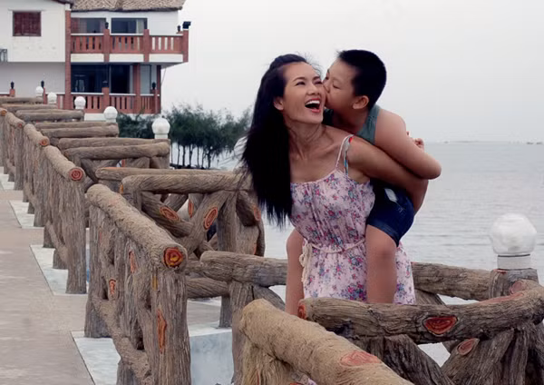 Anh Thư đưa con trai Tiểu Long đi nghỉ mát ở khu du lịch Cần Giờ TP HCM.