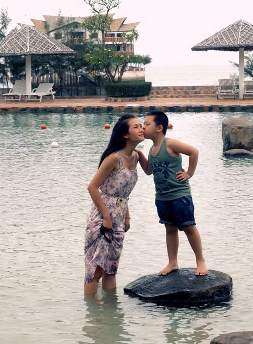 Anh Thư cho biết bé Tiểu Long rất ủng hộ mẹ thi nhảy. Chương trình Bước nhảy Hoàn vũ diễn ra rất khuya nhưng cậu bé luôn thức để xem mẹ khiêu vũ.