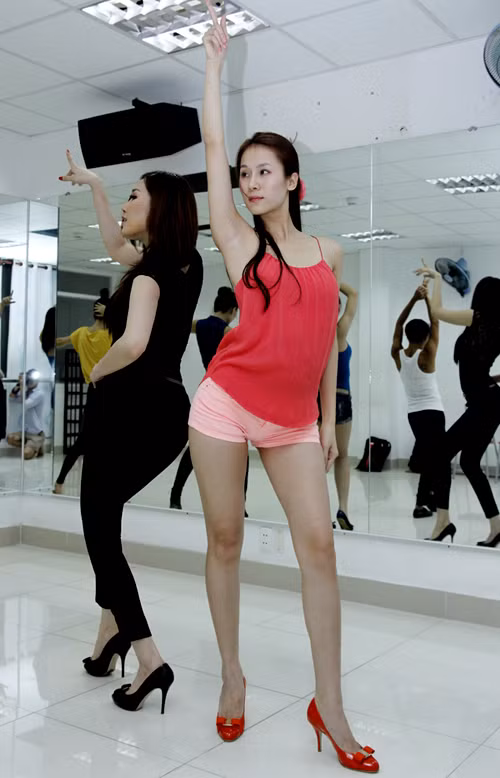 Thái Hà diện quần siêu ngắn khoe đôi chân thon dài, gợi cảm khi tập luyện chuẩn bị cho chương trình 'Đêm hội chân dài 6'.