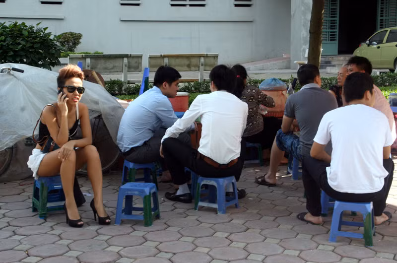 Ngồi trà đá khoảng 20 phút, Thảo Trang vội vã lên taxi vì có hẹn với ai đó.