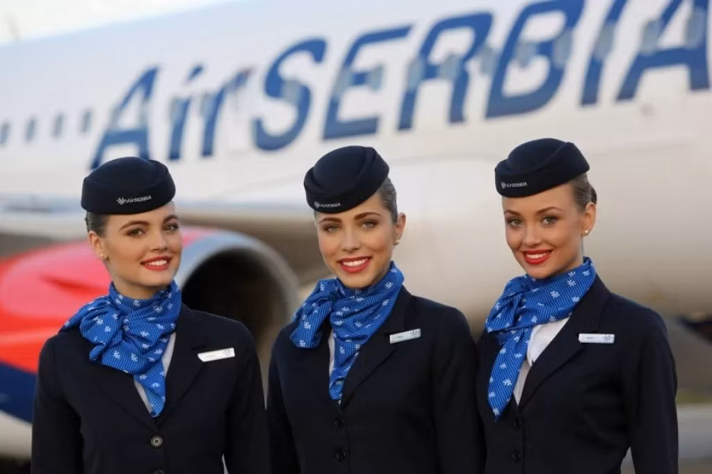 Tiếp viên xinh đẹp của Air Serbia - ảnh: Vivalifestyleandtravel Tiếp viên xinh đẹp của Air Serbia - ảnh: Vivalifestyleandtravel