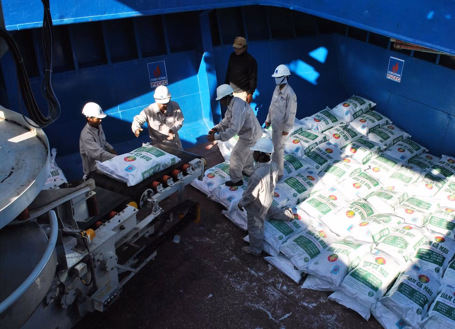 Hoạt động sản xuất kinh doanh tốt giúp người lao động Công ty Cổ phần Phân bón Dầu khí Cà Mau (Đạm Cà Mau) có đời sống tốt hơn - ảnh Phong Sơn.