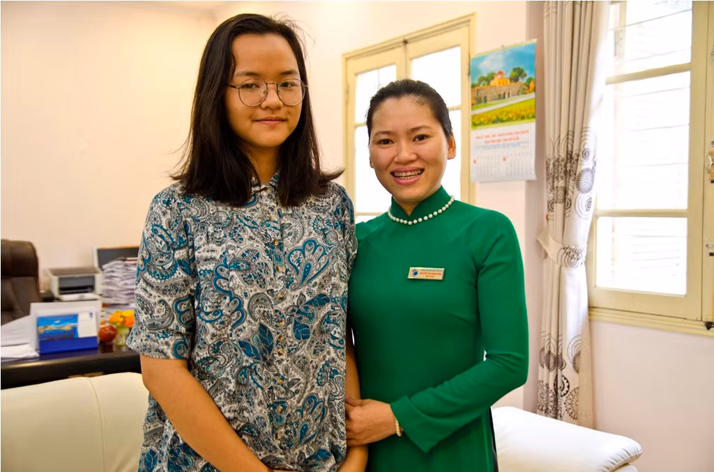 Tôn Nữ chụp ảnh kỷ niệm với cô Nguyễn Thị Ngân Bình - Hiệu trưởng Trường Tiểu học Đặng Trần Côn - ảnh: H.Lực