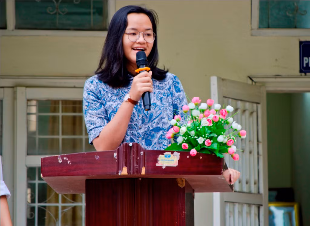 Nguyễn Đình Tôn Nữ chia sẻ niềm vui với thầy cô và học sinh Trường Tiểu học Đặng Trần Côn - ảnh: H. Lực