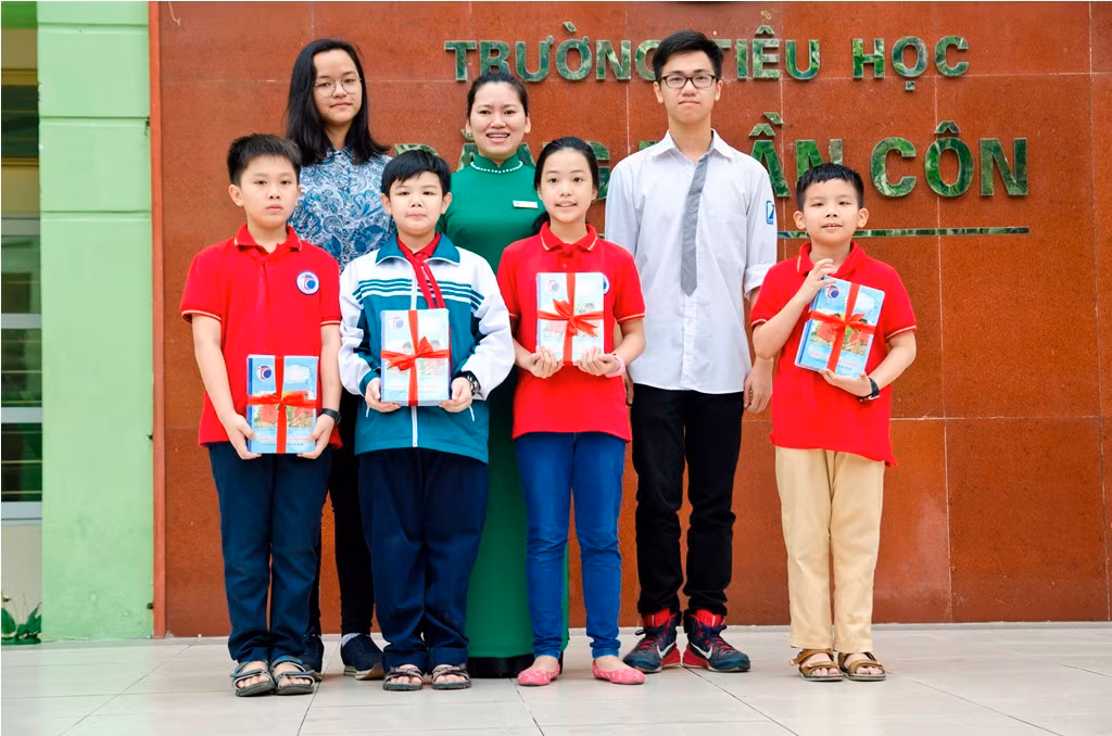 Tôn Nữ được mời trao quà cho các em học sinh của trường Tiểu học Đặng Trần Côn đạt giải trong các cuộc thi Toán, thi tiếng Anh của quận Thanh Xuân - Hà Nội - ảnh: H.Lực.