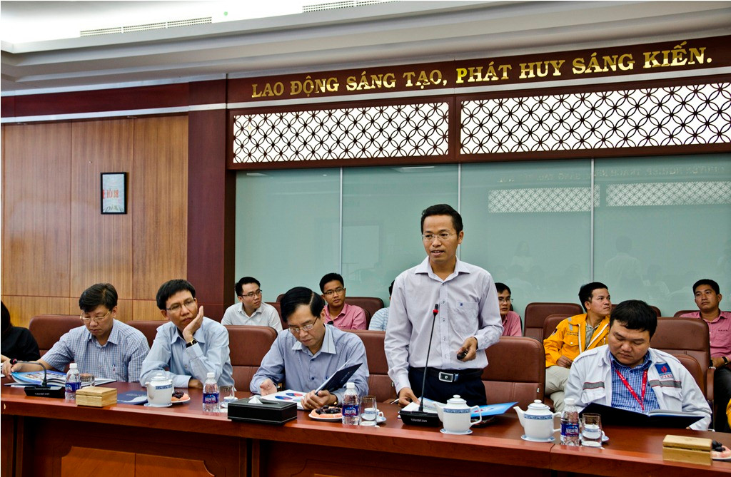 Ông Nguyễn Văn Bé Ba - Phó Giám đốc Công ty Khí Cà Mau (đứng) chia sẻ thông tin về doanh nghiệp - ảnh: H.Lực