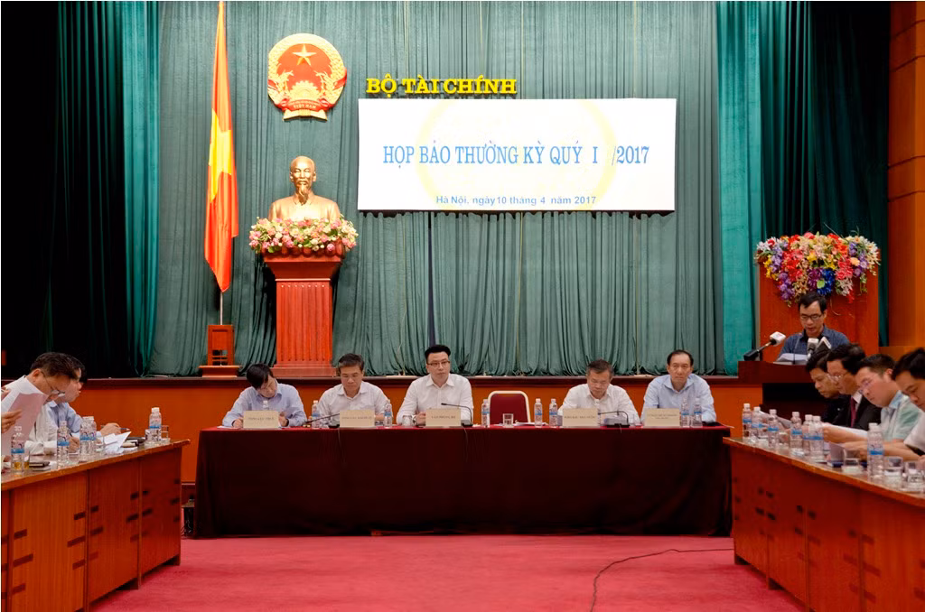 Lãnh đạo Văn phòng Bộ Tài chính chủ trì buổi họp báo - ảnh: H. Lực.