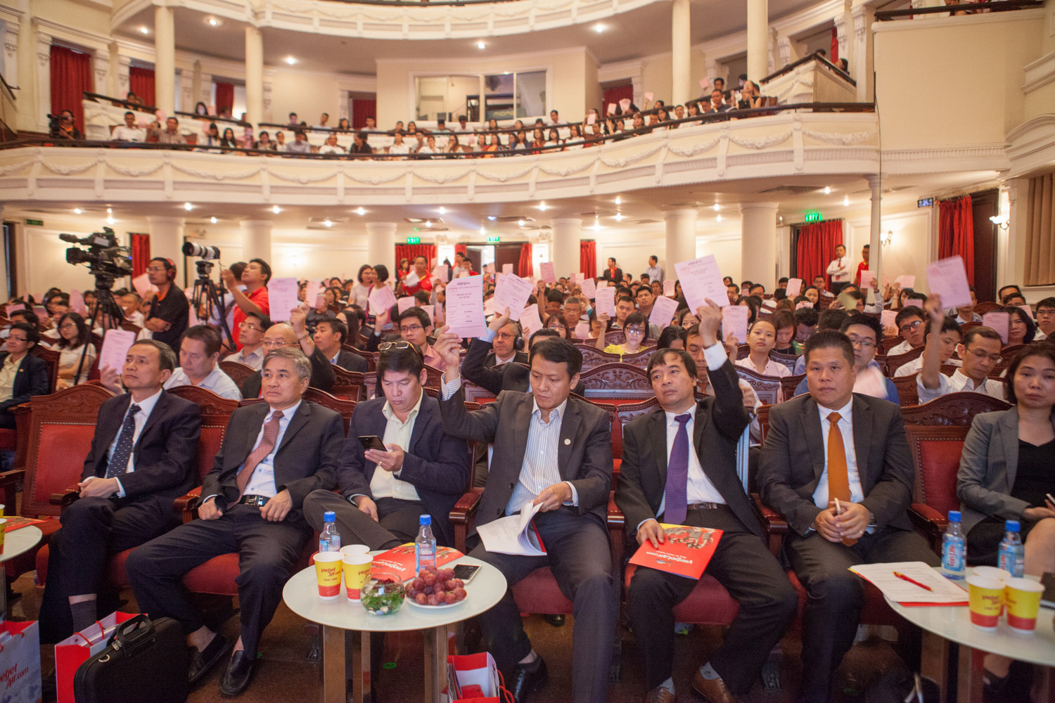 Cổ đông Vietjet tán thành thông qua báo cáo kết quả kinh doanh năm 2016 và kế hoạch kinh doanh 2017 trình đại hội - ảnh nguồn Vietjet.