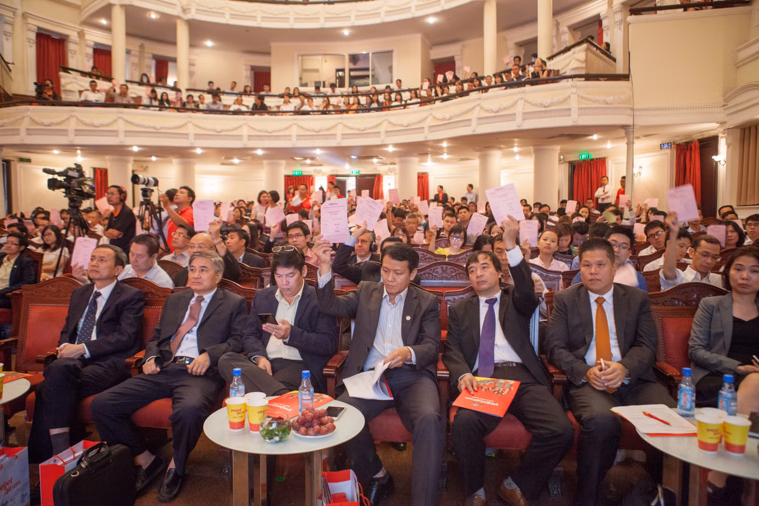 Cổ đông Vietjet tán thành thông qua báo cáo kết quả kinh doanh năm 2016 và kế hoạch kinh doanh 2017 trình đại hội - ảnh nguồn Vietjet.