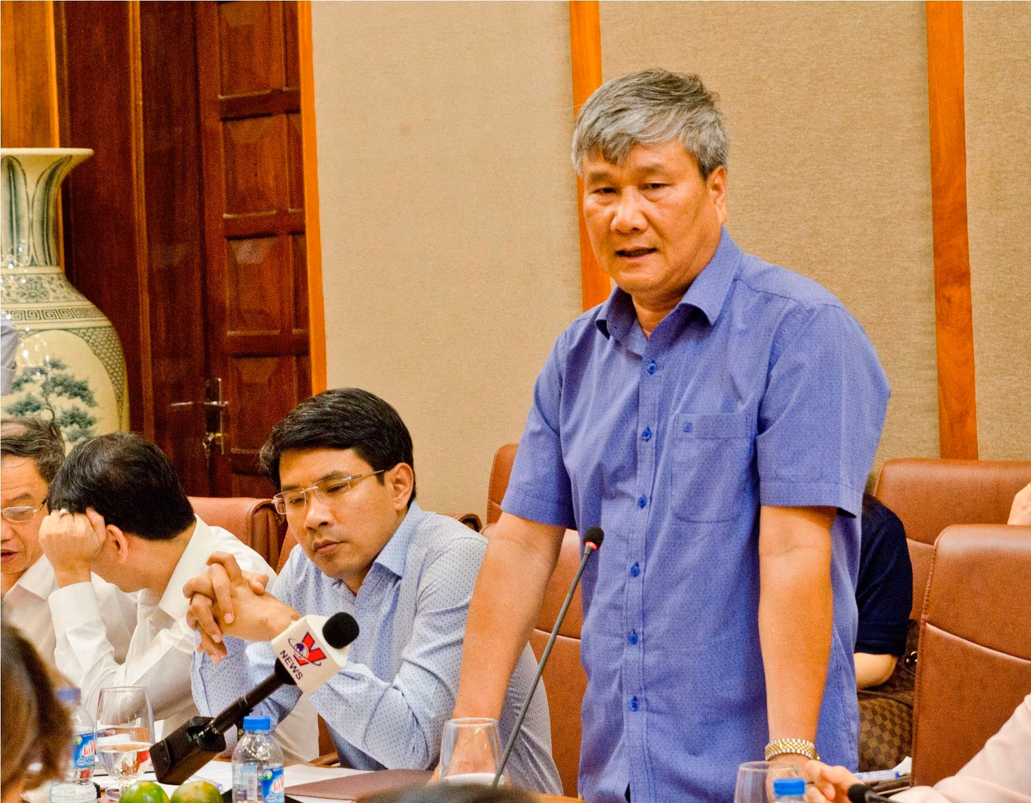 Ông Vũ Xuân Bằng - Phó trưởng Ban Thực hiện chính sách bảo hiểm y tế giải thích lý do "treo" chi phí vật tư - ảnh: H.Lực