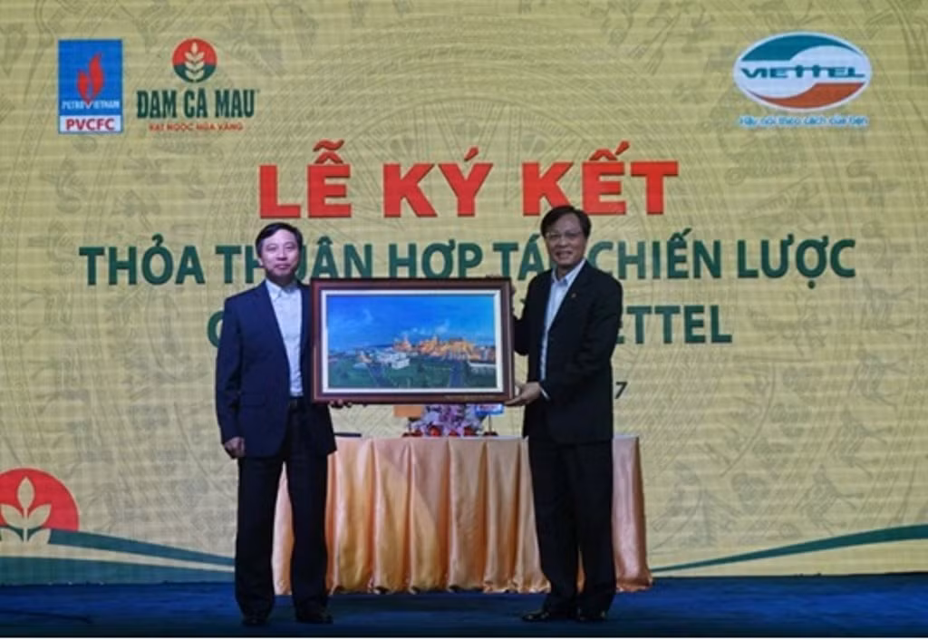 Lãnh đạo Đạm Cà Mau tặng quà lưu niệm cho Tổng Công ty Viễn thông Viettel - ảnh nguồn Đạm Cà Mau.