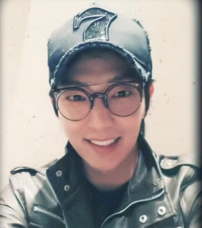Lee Jun Ki, một thành viên khác của nhóm Super Junior luôn là người tỏ ra rất biết chiều fan hâm mộ ở thị trường Trung Quốc. Lee Jun Ki có thể dùng tiếng Trung để hỏi thăm và chúc phúc tới fan hâm mộ và thường coi người hâm mộ của mình ở Trung Quốc là người một nhà. Có lẽ vì điều này mà nam ca sĩ này nhận được nhiều tình cảm và sự ái mộ đặc biệt từ cộng đồng fan hâm mộ Trung Quốc.