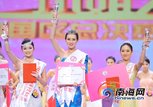 Hoa hậu Trần Hiểu Tuyết (giữa) trong giây phút đăng quang ngôi vị cao nhất cuộc thi.