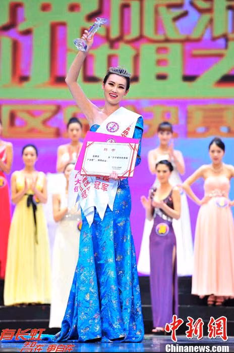 Hoa hậu Trần Hiểu Tuyết cùng giấy chứng nhận và biểu tượng của cuộc thi.