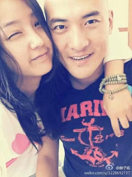Nhân buổi công bố ra mắt album mới Dám Yêu của Hà Khiết, nam diễn viên Hách Tử Minh đã tặng cho bạn gái 99 đóa hồng khiến khán giả có mặt đều vô cùng ngạc nhiên và chúc phúc cho cặp đôi trẻ. Đây cũng là lần đầu tiên Tử Minh công khai bản thân là bạn trai của Hà Khiết.
