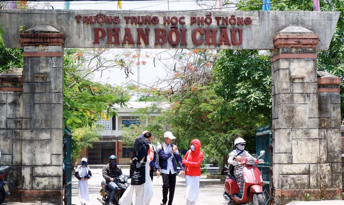 Hàng chục giáo viên nghỉ hưu ở Trường trung học phổ thông Phan Bội Châu cũng chưa thể nhận phụ cấp thâm niên. Ảnh: TB Hàng chục giáo viên nghỉ hưu ở Trường trung học phổ thông Phan Bội Châu cũng chưa thể nhận phụ cấp thâm niên. Ảnh: TB