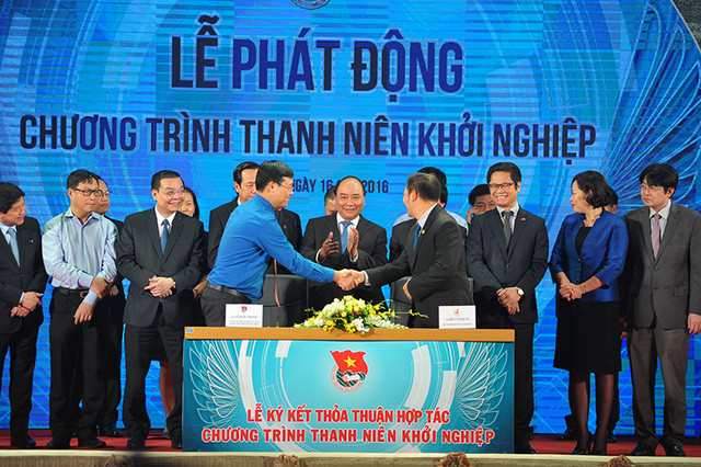 Lễ ký kết thỏa thuận hợp tác đồng hành với các Ngân hàng, Tập đoàn kinh tế, các tổ chức hỗ trợ Chương trình Thanh niên khởi nghiệp, Quỹ Hỗ trợ Thanh niên Khởi nghiệp với tổng số tiền cam kết 350 tỷ đồng. Lễ ký kết thỏa thuận hợp tác đồng hành với các Ngân hàng, Tập đoàn kinh tế, các tổ chức hỗ trợ Chương trình Thanh niên khởi nghiệp, Quỹ Hỗ trợ Thanh niên Khởi nghiệp với tổng số tiền cam kết 350 tỷ đồng.