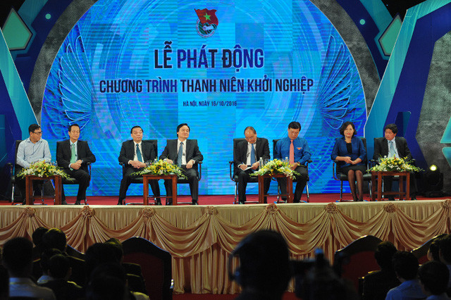 Thủ tướng và các Bộ trưởng, Thứ trưởng đối thoại với các thanh niên về khởi nghiệp. Thủ tướng và các Bộ trưởng, Thứ trưởng đối thoại với các thanh niên về khởi nghiệp.