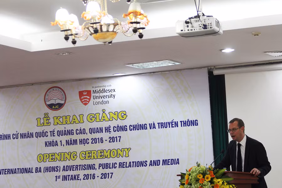 Khai giảng khóa đầu tiên cử nhân truyền thông, báo chí theo chuẩn quốc tế ảnh 2 Khai giảng khóa đầu tiên cử nhân truyền thông, báo chí theo chuẩn quốc tế ảnh 2