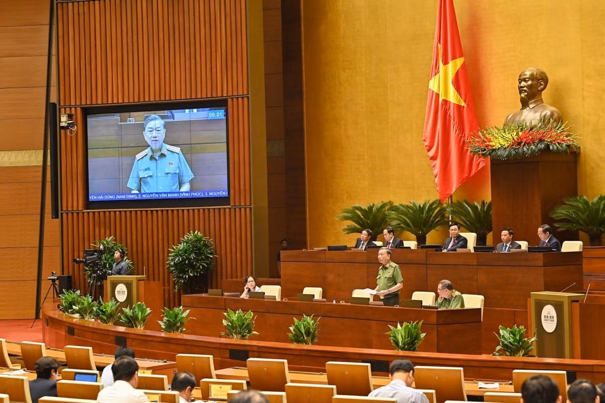 Bộ trưởng Bộ Công an Tô Lâm trả lời chất vấn ở điểm cầu Hội trường Diên Hồng - Nhà Quốc hội