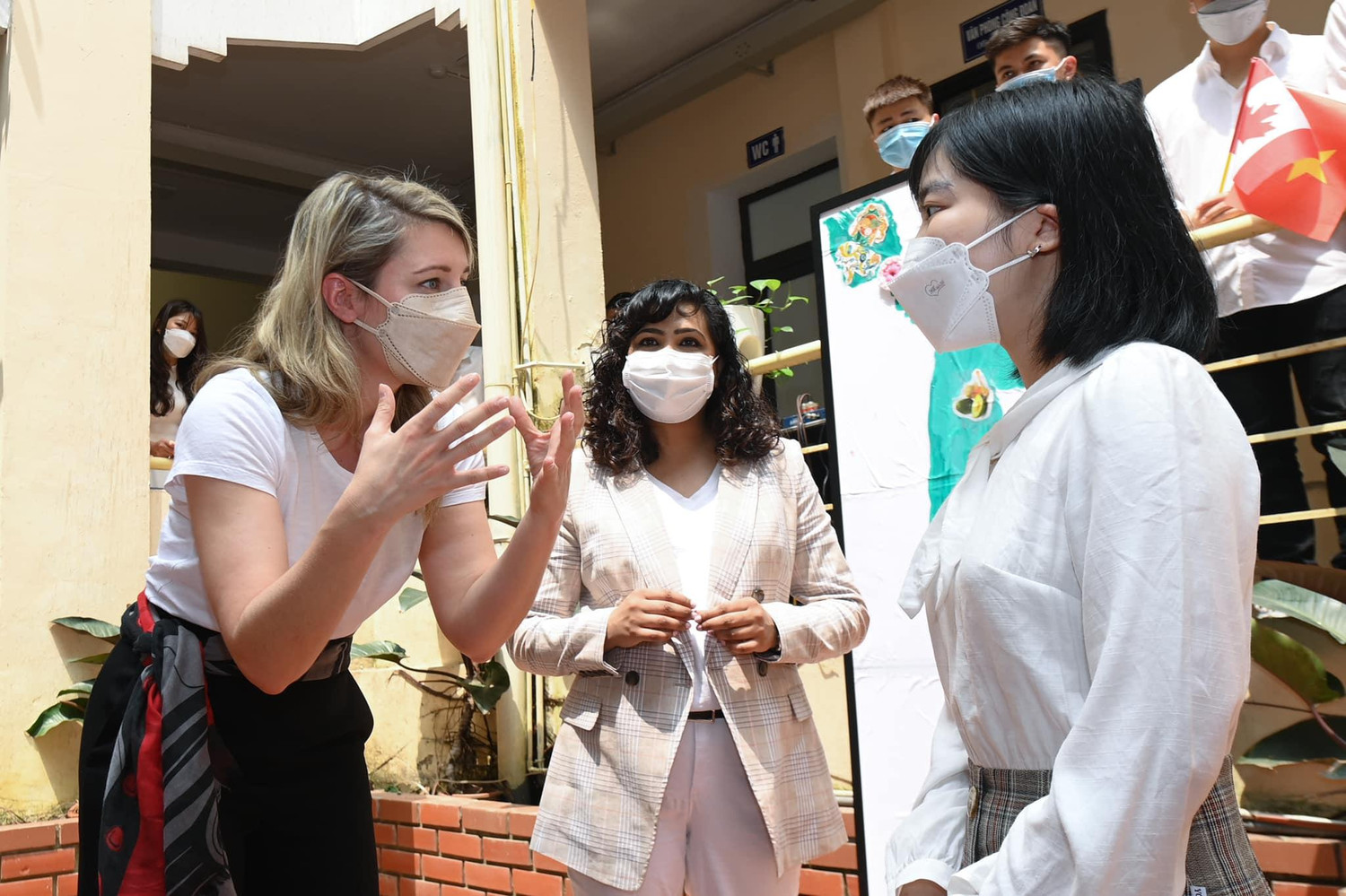 Bộ trưởng Bộ Ngoại giao Canada - bà Mélanie Joly (bên trái) trò chuyện cùng sinh viên Ma Thị Phương trong chuyến thăm và làm việc tại Trường Đại học Khoa học, Đại học Thái Nguyên vào tháng 4/2022. Ảnh: NVCC
