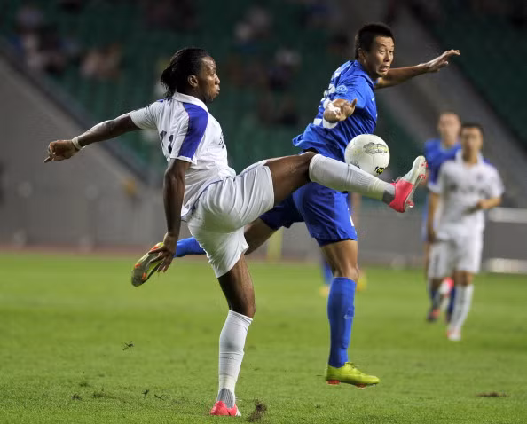 Vào sân ở đầu hiệp 2, Drogba giúp Thân Hoa Thượng Hải chơi hay hơn hẳn, giành lại thế trận và đã có bàn thắng gỡ hòa 1-1.