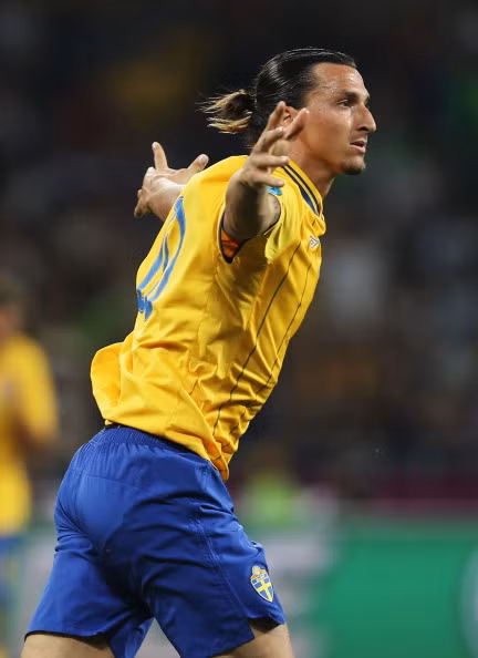 Ibrahimovic sẽ có mặt tại thủ đô Paris trong buổi sáng ngày hôm nay (ngày 18/7) để kiểm tra y tế trước khi chính thức đặt bút kí vào bản hợp đồng có thời hạn 3 năm với mức lương 13 triệu euro/năm. Thông tin trên được giám đốc thể thao Leonardo của PSG xác nhận trên tờ Gazzetta dello Sport. Ibrahimovic sẽ có mặt tại thủ đô Paris trong buổi sáng ngày hôm nay (ngày 18/7) để kiểm tra y tế trước khi chính thức đặt bút kí vào bản hợp đồng có thời hạn 3 năm với mức lương 13 triệu euro/năm. Thông tin trên được giám đốc thể thao Leonardo của PSG xác nhận trên tờ Gazzetta dello Sport.