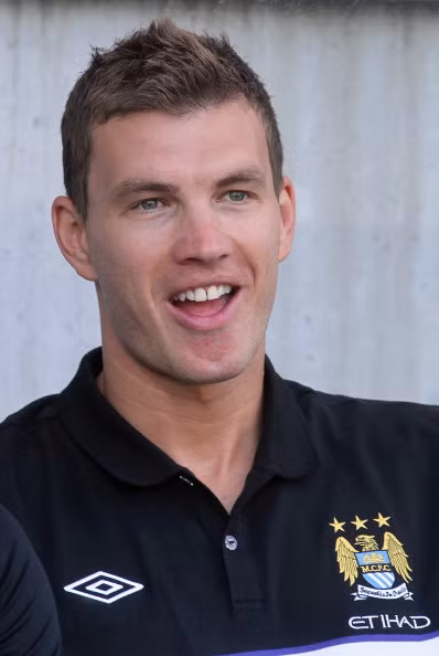 Không có chuyện Edin Dzeko rời Man City. “Đội bóng không biết gì về những phát biểu của Susic, cũng không nhận được bất kì lời đề nghị từ bên thứ ba nào muốn thảo luận về việc chuyển nhượng Edin Dzeko, người hiện vẫn đang là một cầu thủ của Man City.”, phát ngôn của Man City sau khi đại diện của Dzeko tuyên bố 70% thân chủ của anh sẽ tới Milan.