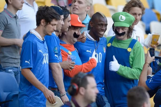 Trên khán đài có rất nhiều Super Mario (áo xanh lá cây) nhưng dưới sân hôm nay không có 'Super' Mario...