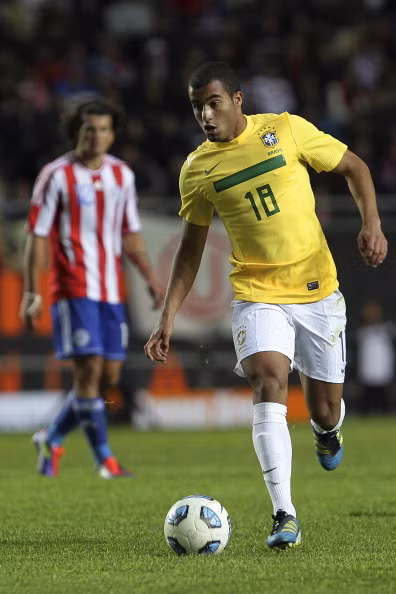 Sao Paolo vừa mới yêu cầu Man United phải đáp ứng đủ con số 50 triệu bảng thì mới để Lucas Moura ra đi. CLB Brazil cho rằng con số 35 triệu bảng mà Jim Lawlor đưa ra trong cuộc đàm phán mới đây là quá thấp so với tài năng của Lucas Moura.
