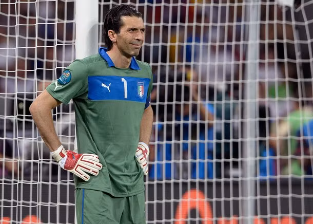 Nụ cười buồn. Một ngày thi đấu ác mộng với Buffon khi anh phải vào lưới nhặt bóng đến 4 lần...