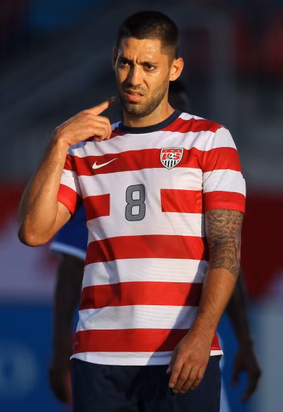 HLV Brendan Rodgers xác nhận đang theo đuổi tiền vệ Clint Dempsey. Tân HLV Liverpool thổ lộ đang đàm phán với Fulham để mua tiền vệ công này, giá khoảng 10 triệu bảng.