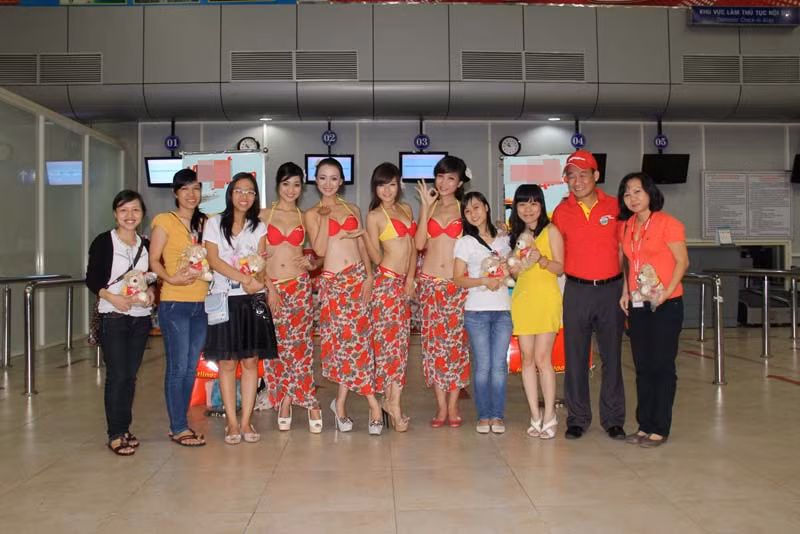 Các hot girl chụp ảnh với hành khách