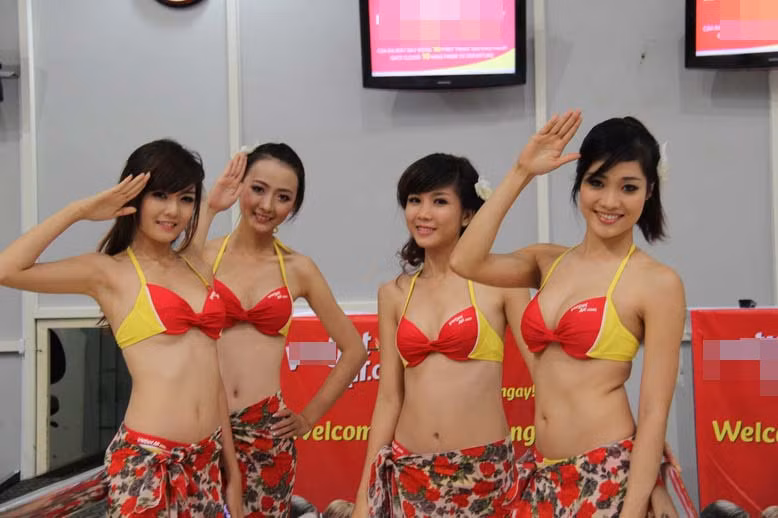 2. Toàn bộ ảnh vụ mặc bikini trên máy bay xôn xao facebook Việt Chuyện các thí sinh một cuộc thi hoa khôi mặc bikini tham gia khai trương chuyến bay TP.HCM - Nha Trang hôm 3/8 đã gây xôn xao dư luận. Một bộ phận cư dân mạng cho rằng như thế là phản cảm, phần còn lại nói không nên quá khắt khe về sự việc này. Vietjet Air đã bị Cục Hàng không Việt Nam phạt 20 triệu đồng vì tổ chức sự kiện này (xem bộ ảnh) 2. Toàn bộ ảnh vụ mặc bikini trên máy bay xôn xao facebook Việt Chuyện các thí sinh một cuộc thi hoa khôi mặc bikini tham gia khai trương chuyến bay TP.HCM - Nha Trang hôm 3/8 đã gây xôn xao dư luận. Một bộ phận cư dân mạng cho rằng như thế là phản cảm, phần còn lại nói không nên quá khắt khe về sự việc này. Vietjet Air đã bị Cục Hàng không Việt Nam phạt 20 triệu đồng vì tổ chức sự kiện này (xem bộ ảnh)