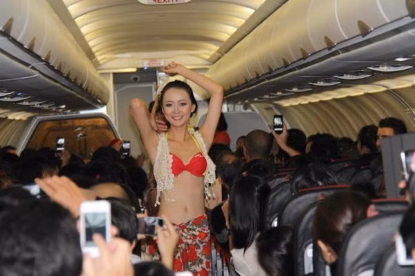 man-trinh-dien-bikini-gay-shock-tren-chuyen-bay-tphcm-nha-trang