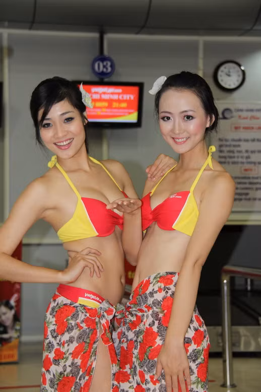 Nữ tiếp viên hàng không Nguyễn Thị Ngọc Diệp (trái) và Miss Ấn tượng