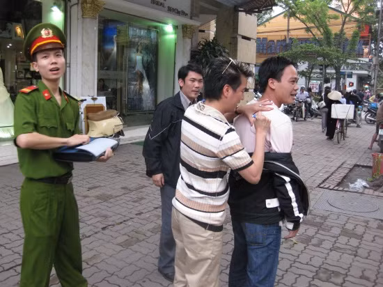 4. Toàn bộ ảnh Đàm Vĩnh Hưng bị 2 công an 'bủa vây' trên phố Huế Bức ảnh Mr Đàm "bị" một anh công an vì hâm mộ quá mà "hỏi thăm" được tung lên mạng khiến dư luận tò mò không biết câu chuyện là như thế nào. Và sau đây là toàn bộ ảnh cùng câu chuyện (xem bộ ảnh) 4. Toàn bộ ảnh Đàm Vĩnh Hưng bị 2 công an 'bủa vây' trên phố Huế Bức ảnh Mr Đàm "bị" một anh công an vì hâm mộ quá mà "hỏi thăm" được tung lên mạng khiến dư luận tò mò không biết câu chuyện là như thế nào. Và sau đây là toàn bộ ảnh cùng câu chuyện (xem bộ ảnh)