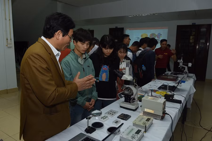 Ngày 25/3, gần 300 học sinh đến từ các trường trung học phổ thông chuyên trên địa bàn Hà Nội đã tham gia trải nghiệm “Một ngày là sinh viên Bách khoa”. (Ảnh: Đại học Bách khoa Hà Nội)
