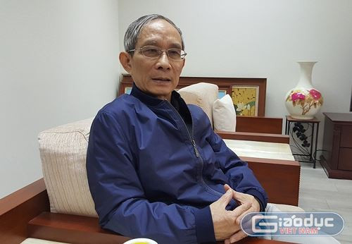 Theo thầy Nguyễn Xuân Khang, “nếu tôi trong trường hợp của vị hiệu trường này, tôi sẵn sàng bỏ tiết dự giờ đó để ở lại nói chuyện và thay mặt nhà trường xin lỗi các vị phụ huynh”. (Ảnh: Thùy Linh) Theo thầy Nguyễn Xuân Khang, “nếu tôi trong trường hợp của vị hiệu trường này, tôi sẵn sàng bỏ tiết dự giờ đó để ở lại nói chuyện và thay mặt nhà trường xin lỗi các vị phụ huynh”. (Ảnh: Thùy Linh)
