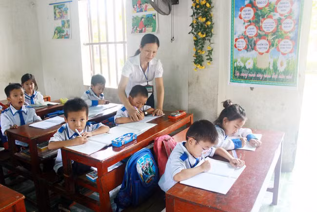 Bộ Giáo dục và Đào tạo đề xuất chủ trương không tuyển mới giáo viên dạy tiểu học có trình độ Trung cấp sư phạm hoặc cao đẳng sư phạm. (Ảnh minh họa: VTV) Bộ Giáo dục và Đào tạo đề xuất chủ trương không tuyển mới giáo viên dạy tiểu học có trình độ Trung cấp sư phạm hoặc cao đẳng sư phạm. (Ảnh minh họa: VTV)