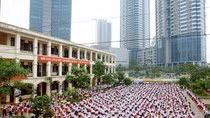 Trường Tiểu học Nam Trung Yên, quận Cầu Giấy, lọt thỏm dưới chân các tòa chung cư. Ảnh: Thái Hiền / Báo Hà Nội Mới. Trường Tiểu học Nam Trung Yên, quận Cầu Giấy, lọt thỏm dưới chân các tòa chung cư. Ảnh: Thái Hiền / Báo Hà Nội Mới.