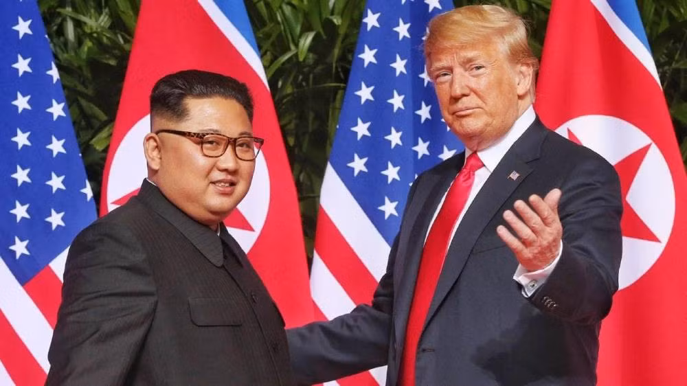 Chủ tịch Cộng hòa Dân chủ nhân dân Triều Tiên Kim Jong-un và Tổng thống Hợp chúng quốc Hoa Kỳ Donald Trump trong hội nghị thượng đỉnh lần thứ nhất tháng Sáu 2018, ảnh: AP.