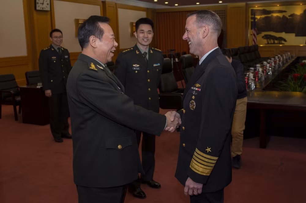 Đô đốc John Richardson trong cuộc gặp tướng Lý Tác Thành tại Bắc Kinh, ảnh: USNI News.