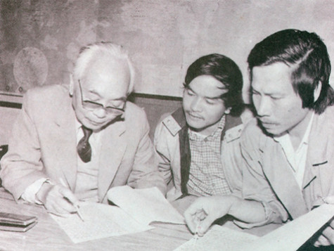 Đại tướng Võ Nguyên Giáp làm việc với 2 PV Hoàng Sơn, Xuân Ba, 1988. Ảnh: Phạm Yên Đại tướng Võ Nguyên Giáp làm việc với 2 PV Hoàng Sơn, Xuân Ba, 1988. Ảnh: Phạm Yên