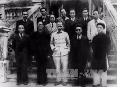 Sau Cách mạng tháng Tám năm 1945, Ủy ban Giải phóng dân tộc, do Quốc dân Đại hội Tân Trào cử ra, về Hà Nội. Ngày 25/8/1945, Ủy ban được cải tổ thành Chính phủ lâm thời do Chủ tịch Hồ Chí Minh làm Chủ tịch. Trong ảnh: Chủ tịch Hồ Chí Minh và các thành viên. Sau Cách mạng tháng Tám năm 1945, Ủy ban Giải phóng dân tộc, do Quốc dân Đại hội Tân Trào cử ra, về Hà Nội. Ngày 25/8/1945, Ủy ban được cải tổ thành Chính phủ lâm thời do Chủ tịch Hồ Chí Minh làm Chủ tịch. Trong ảnh: Chủ tịch Hồ Chí Minh và các thành viên.