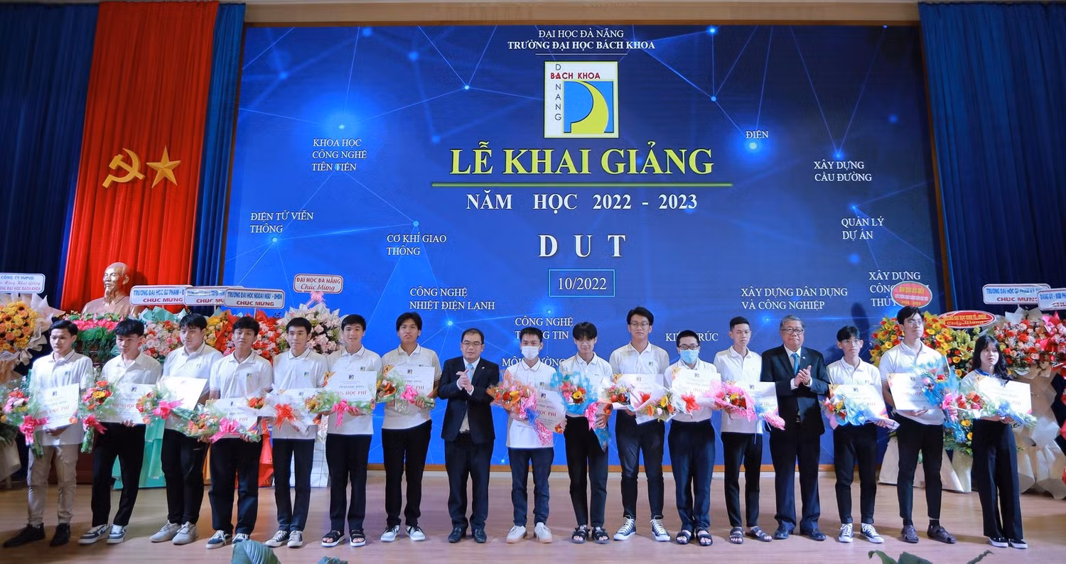 Trường Đại học Bách khoa – Đại học Đà Nẵng trao giấy khen và học bổng cho các tân sinh viên. Ảnh: AN Trường Đại học Bách khoa – Đại học Đà Nẵng trao giấy khen và học bổng cho các tân sinh viên. Ảnh: AN