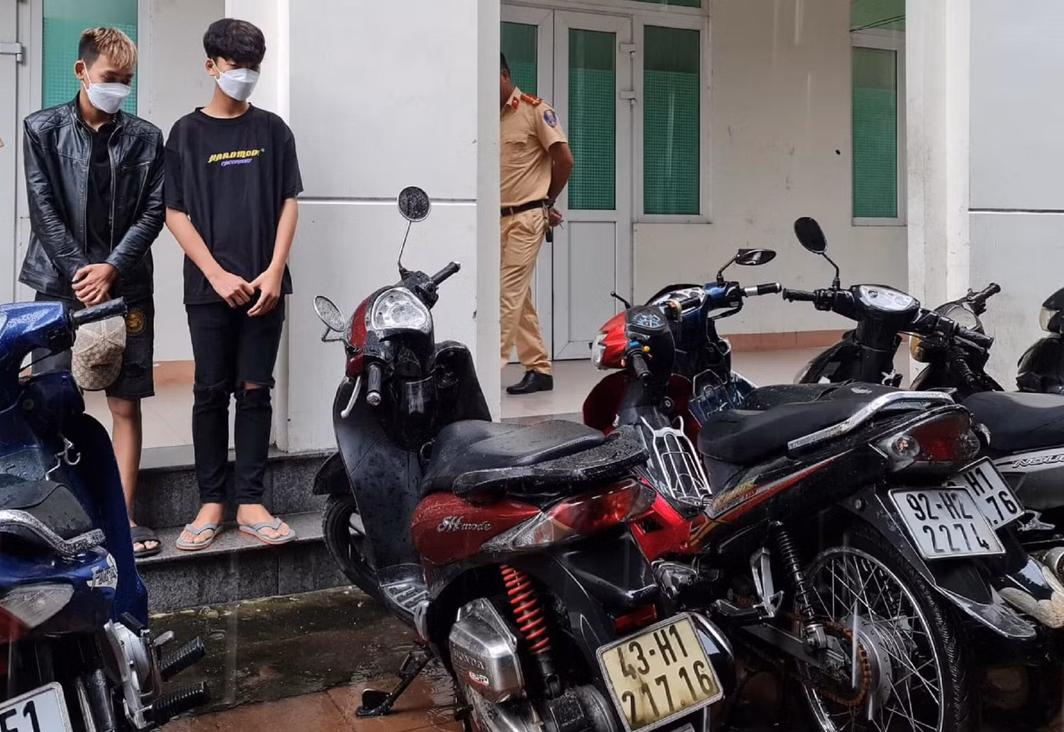 Học sinh điều khiển xe máy có dung tích xi lanh trên 50cc vi phạm, phụ huynh cũng bị xử lý. Ảnh: CTV Học sinh điều khiển xe máy có dung tích xi lanh trên 50cc vi phạm, phụ huynh cũng bị xử lý. Ảnh: CTV