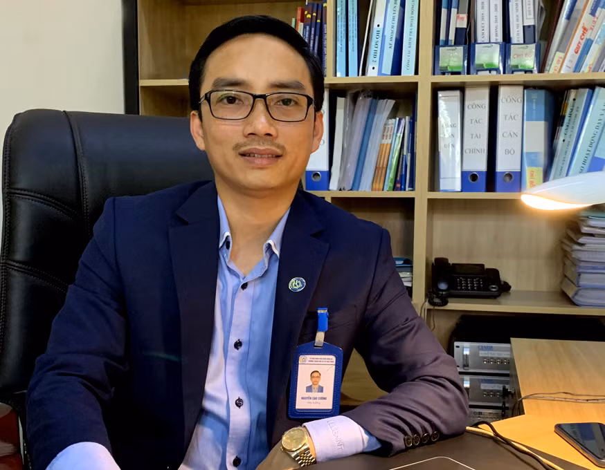 Thầy Cường cho biết: “Toàn bộ chương trình lớp 9 đã cơ bản hoàn thành, các con cũng thi xong rồi, giờ đây lớp 9 chỉ tập trung ôn thi vào lớp 10 với 4 môn Toán, Văn, Sử và Tiếng Anh. Ảnh: Tùng Dương. Thầy Cường cho biết: “Toàn bộ chương trình lớp 9 đã cơ bản hoàn thành, các con cũng thi xong rồi, giờ đây lớp 9 chỉ tập trung ôn thi vào lớp 10 với 4 môn Toán, Văn, Sử và Tiếng Anh. Ảnh: Tùng Dương.