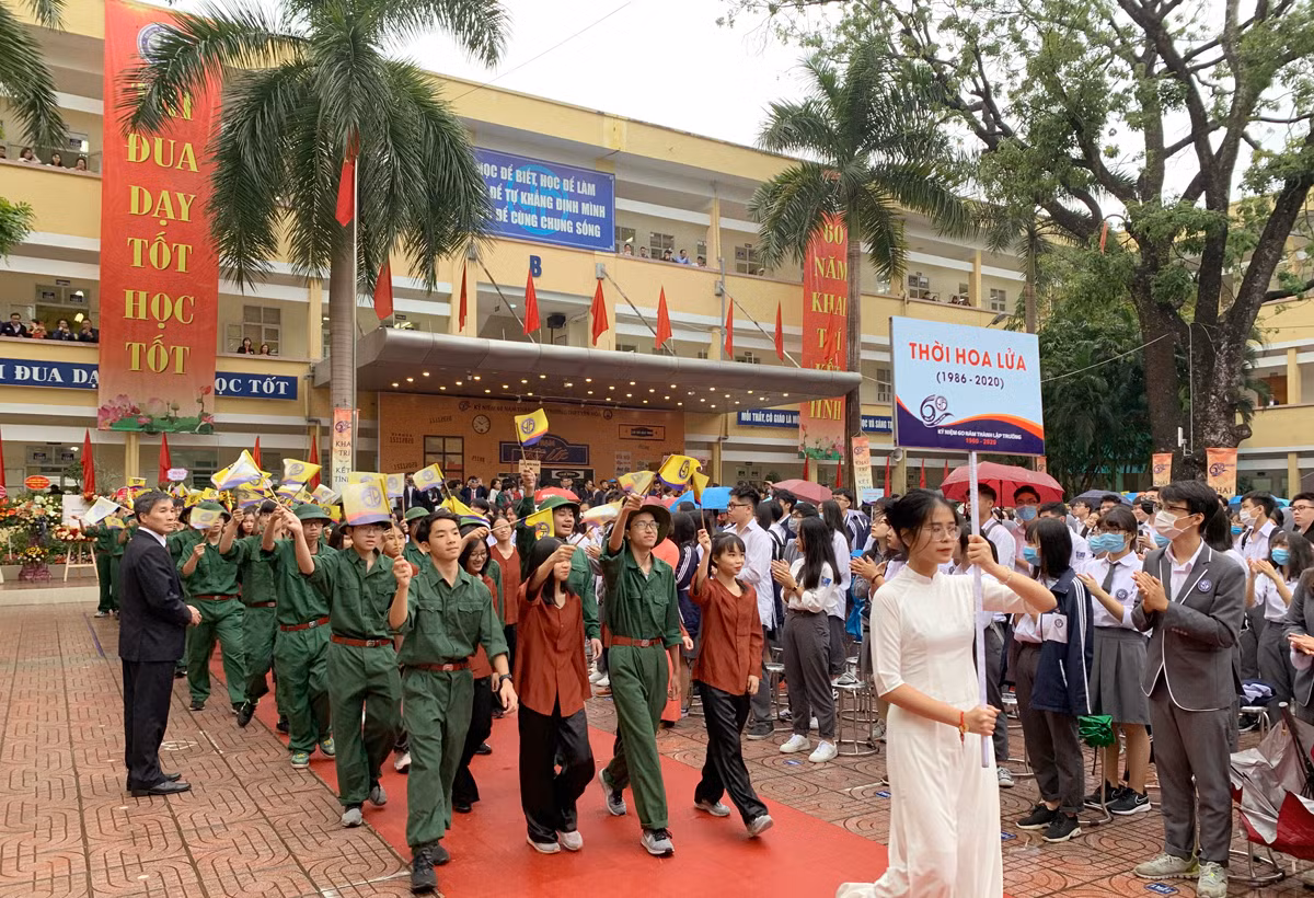 Khối diễu hành thể hiện lại một thời kỳ nhiều thế hệ học sinh của nhà trường xếp bút nghiên tham gia bảo vệ Tổ quốc. Ảnh: Tùng Dương. Khối diễu hành thể hiện lại một thời kỳ nhiều thế hệ học sinh của nhà trường xếp bút nghiên tham gia bảo vệ Tổ quốc. Ảnh: Tùng Dương.